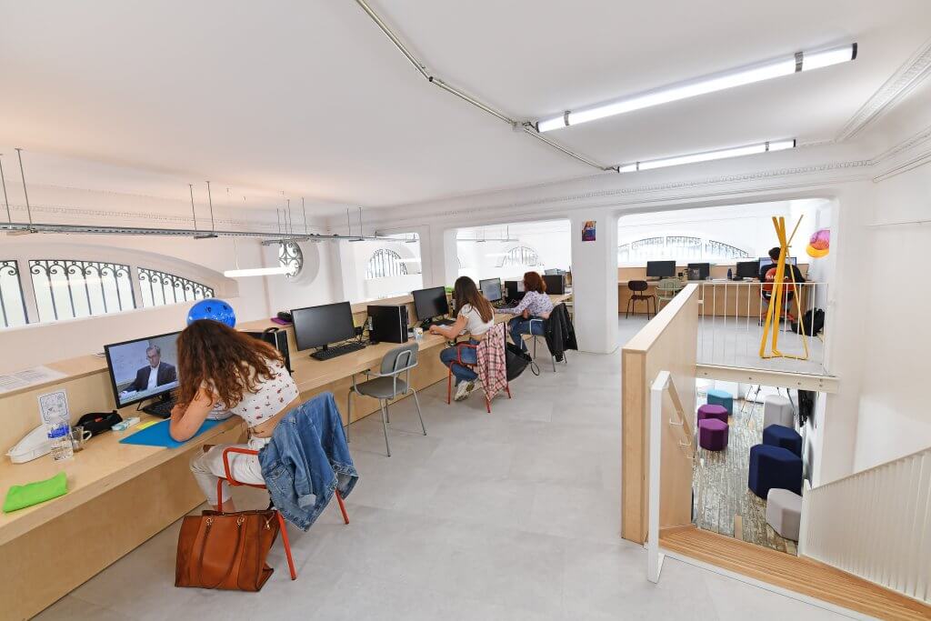 Photo d'étudiants en train de travailler au campus connecté de Romans-sur-Isère.